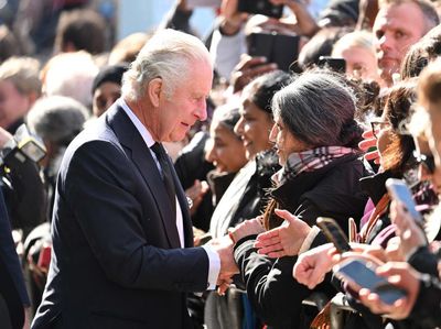 Usai Marah-marah, Raja Charles III Muncul Sapa Pelayat
