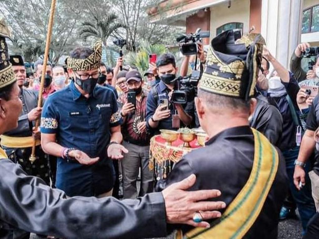 Sandiaga Uno Dorong Pengembangan Kuliner dan Kriya Asal Dumai Sandiaga Uno Dorong Pengembangan Kuliner dan Kriya Asal Dumai