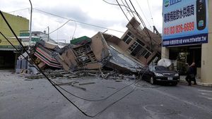 Gedung Ambruk Akibat Gempa M 7,2 di Taiwan