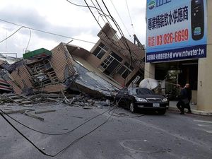 Gedung Ambruk Akibat Gempa M 7,2 di Taiwan