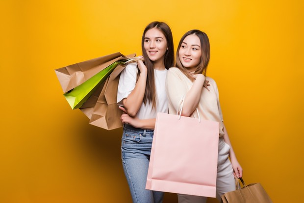 Shopping/Foto: Freepik.com/diana.gritsku Shopping bareng saudara perempuan
