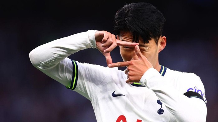 LONDON, ENGLAND - SEPTEMBER 17: Son Heung-Min of Tottenham Hotspur celebrates after scoring their teams fourth goal during the Premier League match between Tottenham Hotspur and Leicester City at Tottenham Hotspur Stadium on September 17, 2022 in London, England. (Photo by Clive Rose/Getty Images)