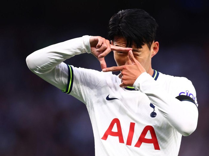 LONDON, ENGLAND - SEPTEMBER 17: Son Heung-Min of Tottenham Hotspur celebrates after scoring their team's fourth goal during the Premier League match between Tottenham Hotspur and Leicester City at Tottenham Hotspur Stadium on September 17, 2022 in London, England. (Photo by Clive Rose/Getty Images)