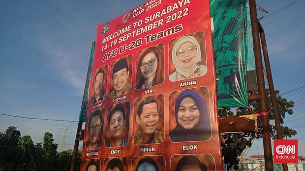 Spanduk atau banner bergambar wajah para anggota Komisi C DPRD Surabaya di dekat pintu masuk Stadion Gelora Bung Tomo (GBT) pada ajang Kualifikasi Piala Asia U-20 2023.