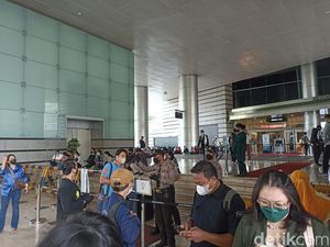 Pengunjung West Mall GI Dievakuasi Gegara Kepulan Asap, Begini Suasananya Pengunjung West Mall GI Dievakuasi Gegara Kepulan Asap, Begini Suasananya