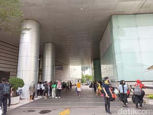 7 Fakta Kepulan Asap di West Mall GI Bikin Pengunjung Dievakuasi 7 Fakta Kepulan Asap di West Mall GI Bikin Pengunjung Dievakuasi