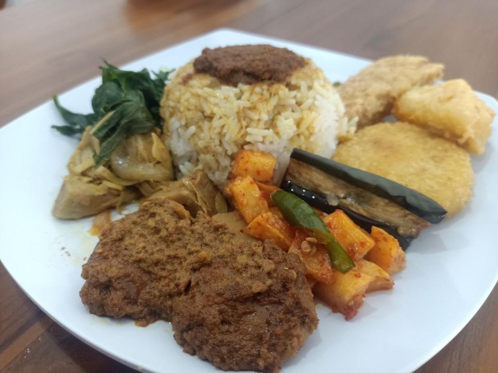Nikmatnya Nasi Padang Vegan di Denpasar, Berbahan Soya-Jamur!