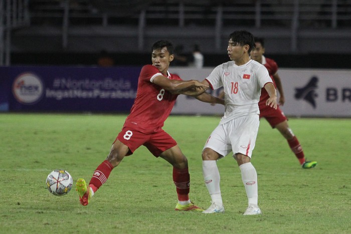 Pesepak bola Indonesia Arkhan Fikri (kiri) berebut bola dengan pesepak bola Vietnam Dinh Xuan Tien (kanan) saat pertandingan babak kualifikasi Piala Asia U-20 2023 Grup F di Stadion Gelora Bung Tomo, Surabaya, Jawa Timur, Minggu (18/9/2022). ANTARA FOTO/Moch Asim/nz