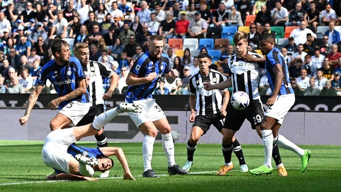 UDINE, ITALY - SEPTEMBER 18: Milan Skriniar of FC Internazionale scores an own goal for the Udinese Calcio first goal during the Serie A match between Udinese Calcio and FC Internazionale at Dacia Arena on September 18, 2022 in Udine, Italy. (Photo by Alessandro Sabattini/Getty Images)