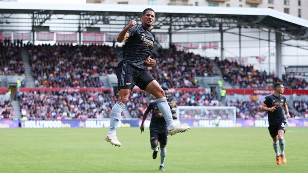BRENTFORD, ENGLAND - SEPTEMBER 18: William Saliba of Arsenal celebrates after scoring their side's first goal during the Premier League match between Brentford FC and Arsenal FC at Brentford Community Stadium on September 18, 2022 in Brentford, England. (Photo by Richard Heathcote/Getty Images)