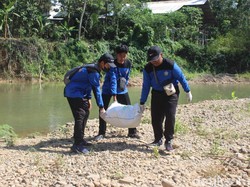 Ribuan Warga Pacitan Serentak Bersih-bersih Sampah di World Cleanup Day