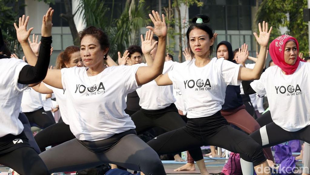 Demi Kesehatan, Ratusan Orang Yoga Bersama di Senayan Park