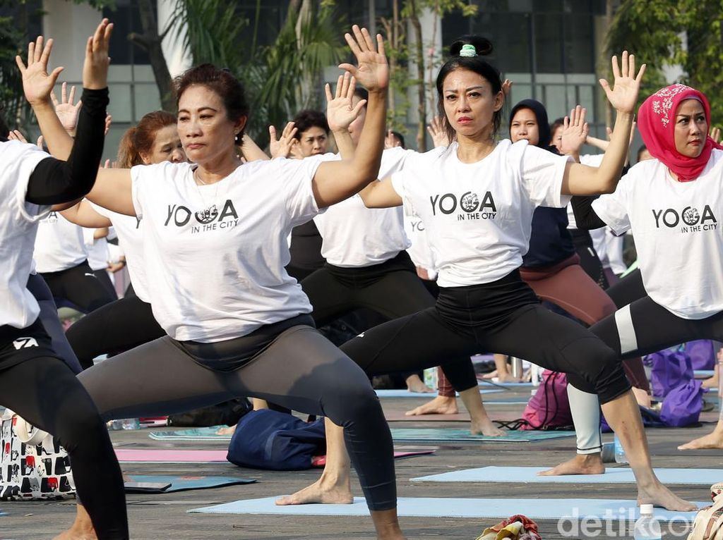 Demi Kesehatan, Ratusan Orang Yoga Bersama di Senayan Park