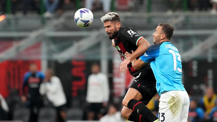 MILAN, ITALY - SEPTEMBER 18: Olivier Giroud of AC Milan heads the ball against Amir Rrahmani of SSC Napoli ,during the Serie A match between AC MIlan and SSC Napoli at St adio Giuseppe Meazza on September 18, 2022 in Milan, . (Photo by MB Media/Getty Images)
