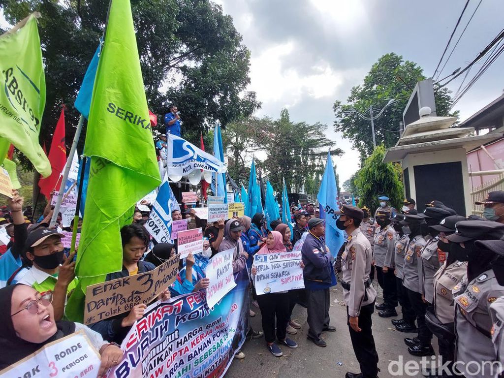 Buruh Kepung DPRD Cimahi: Tolak Kenaikan BBM-Tuntut UMK Naik