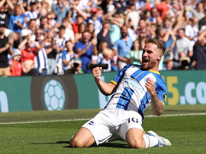BRIGHTON, ENGLAND - SEPTEMBER 04: Alexis Mac Allister of Brighton & Hove Albion celebrates a goal that is later disallowed following a VAR decision during the Premier League match between Brighton & Hove Albion and Leicester City at American Express Community Stadium on September 04, 2022 in Brighton, England. (Photo by Ryan Pierse/Getty Images)