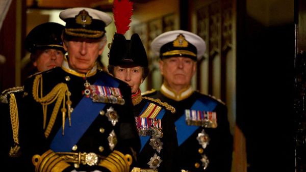 8 Momen Sedih Anak-anak Ratu Elizabeth II Saat Menjaga Peti Mati Sang Ibu