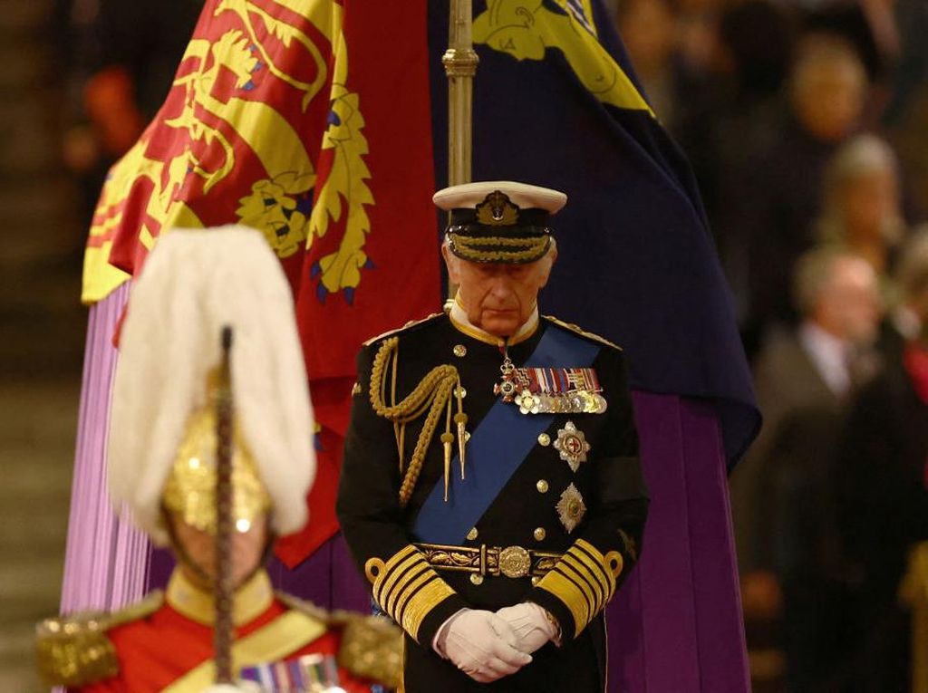 Arti Tatapan Kosong Raja Charles III di Pemakaman Ratu Elizabeth