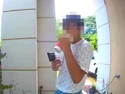 Duh! Anak Pengantar Makanan Ini Ketahuan Minum Pesanan Pelanggan