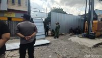 Potret Suasana Penyegelan Kafe JB Beer Babarsari Depok