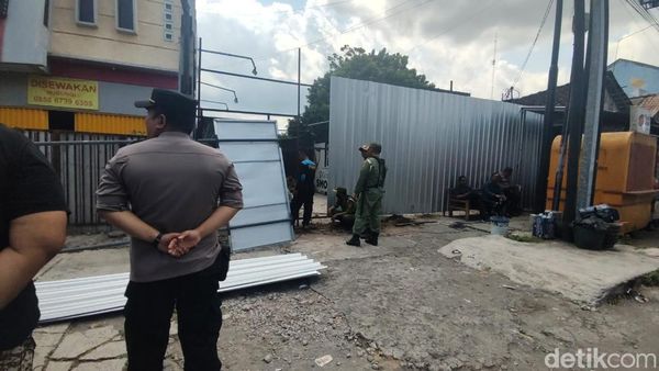 Potret Suasana Penyegelan Kafe JB Beer Babarsari Depok