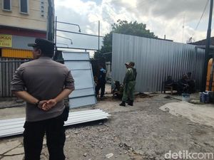 Potret Suasana Penyegelan Kafe JB Beer Babarsari Depok Potret Suasana Penyegelan Kafe JB Beer Babarsari Depok