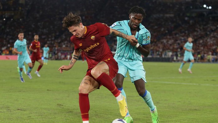 ROME, ITALY - SEPTEMBER 18: Nicolo Zaniolo of AS Roma holds off Ederson of Atalanta during the Serie A match between AS Roma and Atalanta BC at Stadio Olimpico on September 18, 2022 in Rome, Italy. (Photo by Paolo Bruno/Getty Images)
