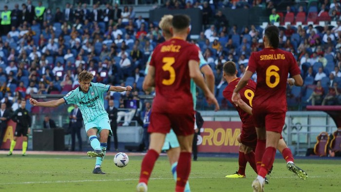 ROME, ITALY - SEPTEMBER 18: Giorgio Scalvini of Atalanta scores their sides first goal during the Serie A match between AS Roma and Atalanta BC at Stadio Olimpico on September 18, 2022 in Rome, Italy. (Photo by Paolo Bruno/Getty Images)
