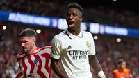 Vinicius meresponsnya dengan bermain apik membantu Real Madrid menang 2-1 atas Atletico Madrid. (Foto: Angel Martinez/Getty Images)