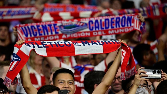 atletico madrid vs real madrid laliga liga spanyol Atletico Madrid's supporters cheer prior the Spanish League football match between Club Atletico de Madrid and Real Madrid CF at the Wanda Metropolitano stadium in Madrid on September 18, 2022. (Photo by JAVIER SORIANO / AFP) (Photo by JAVIER SORIANO/AFP via Getty Images)