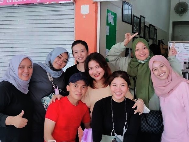 Bobby, Intan dan Pengunjung TFP / foto: instagram.com/tfpkopiwarun Bobby, Intan dan Pengunjung TFP
