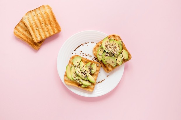 avocado toast camilan sehat untuk kolesterol