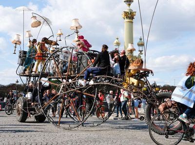 Warga Nikmati Car Free Day di Paris dengan Bersepeda