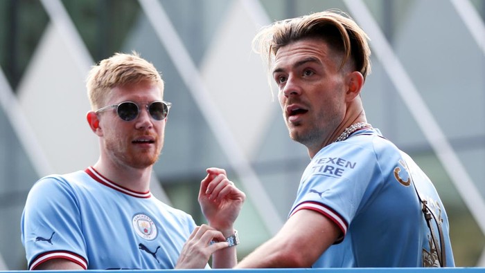 MANCHESTER, ENGLAND - MAY 23: Jack Grealish (R) and Kevin De Bruyne of Manchester City interact on the parade bus during the Manchester City FC Victory Parade on May 23, 2022 in Manchester, England. (Photo by Lewis Storey/Getty Images)