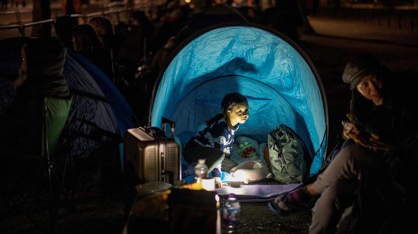 Demi Saksikan Pemakaman Ratu Elizabeth, Warga Berkemah di Jalan