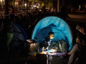 Demi Saksikan Pemakaman Ratu Elizabeth, Warga Berkemah di Jalan