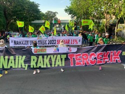 Belasan Ribu Buruh Padati Kantor Gubernur Jatim Tolak Kenaikan Harga BBM