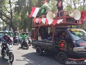 Driver Ojol di Subang Gelar Aksi Demo Tolak Kenaikan Harga BBM Driver Ojol di Subang Gelar Aksi Demo Tolak Kenaikan Harga BBM