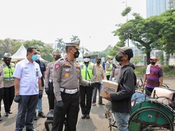 Korlantas & BRI Bagikan 1000 Paket Sembako ke Tukang Becak di Kemayoran