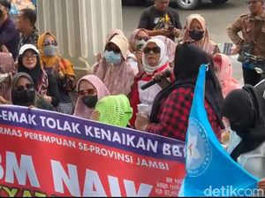 Tolak Harga BBM, Emak-Emak di Jambi Bawa Alat Dapur ke Gedung Dewan