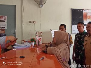 BLT BBM Emak-emak di Jombang Akhirnya Cair Rp 300 Ribu BLT BBM Emak-emak di Jombang Akhirnya Cair Rp 300 Ribu