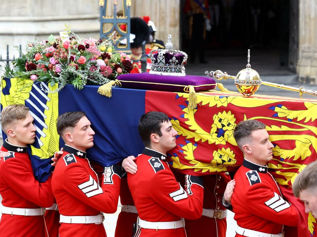 Momen Peti Mati Ratu Elizabeth II Tiba di Westminster Abbey
