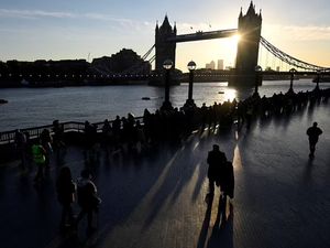 Kisah Mereka ke Pemakaman Ratu Elizabeth dari Jalan Kaki hingga Kemah