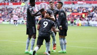 Gabriel Jesus mengelap sepatu Xhaka tanda amat mengapresiasi operan ciamiknya. Foto: Getty Images/Richard Heathcote