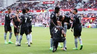 Sedemikian apik operan Xhaka itu, Gabriel Jesus langsung menarik sepatu sang kapten yang ia taruh di lutut. Foto: Getty Images/Richard Heathcote