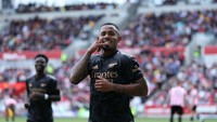 Jesus menegaskan, aksi goyangnya itu dipersembahkan buat Vinicius Junior. Ia juga menegaskan rasisme harus ditendang keluar dari sepakbola! Foto: Getty Images/Richard Heathcote