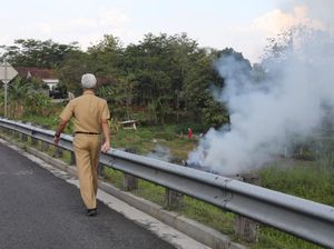 Kabut Asap Penebar Maut, Ganjar Tegur Warga yang Bakar-bakar di Pinggir Tol Kabut Asap Penebar Maut, Ganjar Tegur Warga yang Bakar-bakar di Pinggir Tol