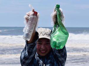 Aksi Sukarelawan El Salvador Peringati Hari Bersih-bersih Sedunia Aksi Sukarelawan El Salvador Peringati Hari Bersih-bersih Sedunia