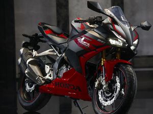 Tebak-tebakan Kepanjangan CBR di Motor Honda Tebak-tebakan Kepanjangan CBR di Motor Honda