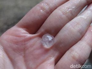 Hujan Es Sebesar Kelerang Guyur Trucuk Klaten Hujan Es Sebesar Kelerang Guyur Trucuk Klaten